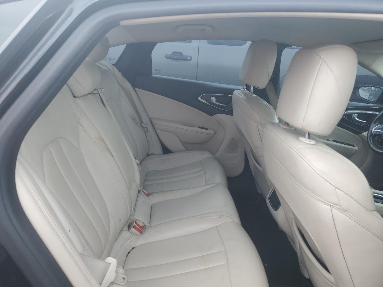 2015 Chrysler 200 - Image 10