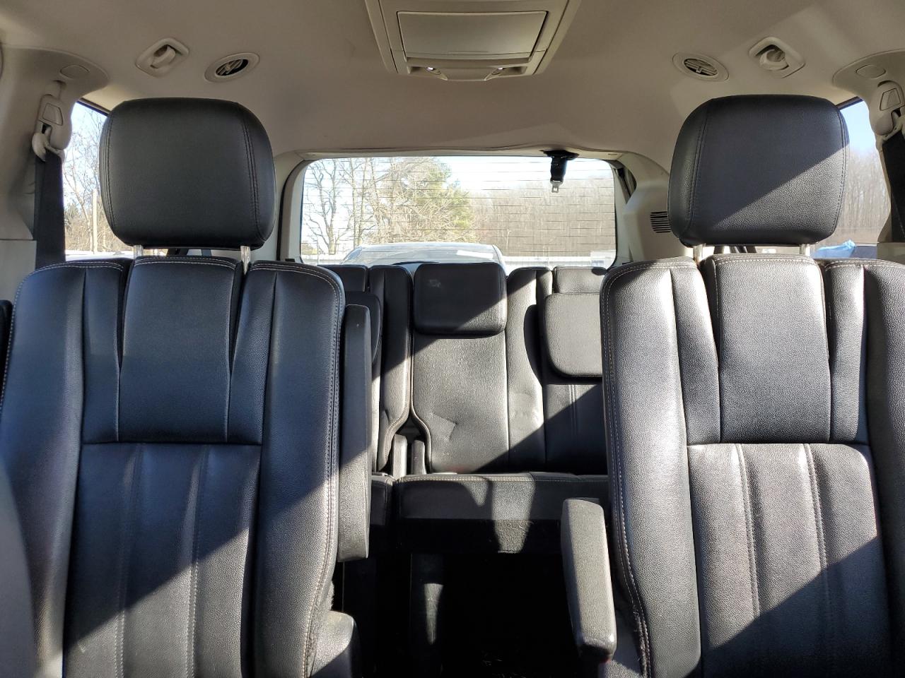 2013 Chrysler Town & Country - Image 10