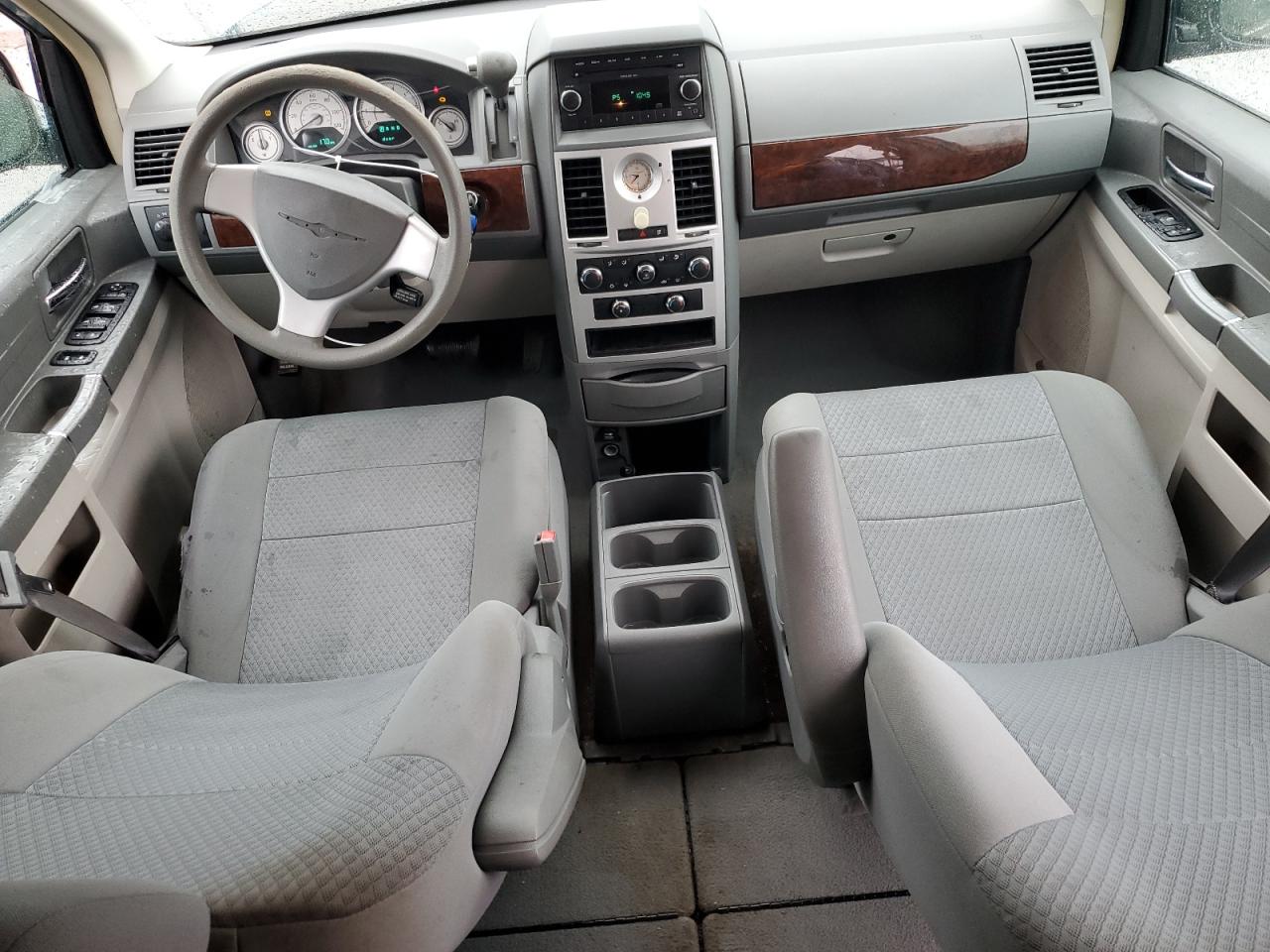 2010 Chrysler Town & Country - Image 8
