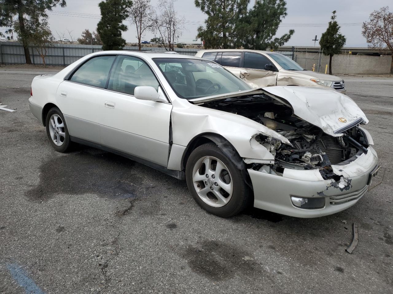2000 Lexus ES - Image 4