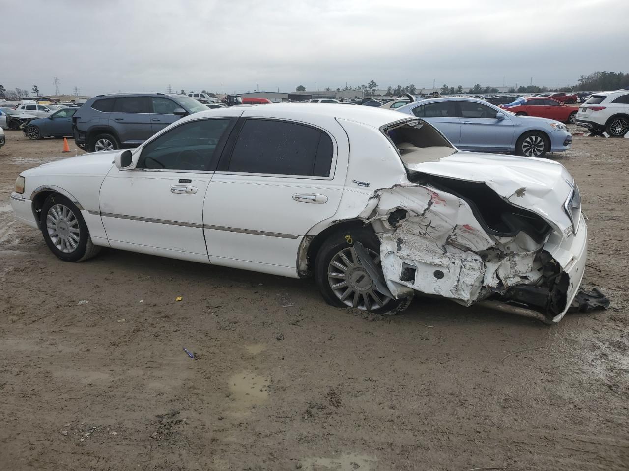2005 Lincoln Town Car - Image 2