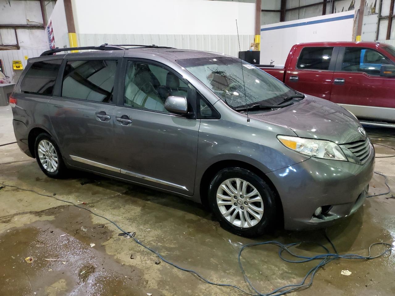 2011 Toyota Sienna - Image 4