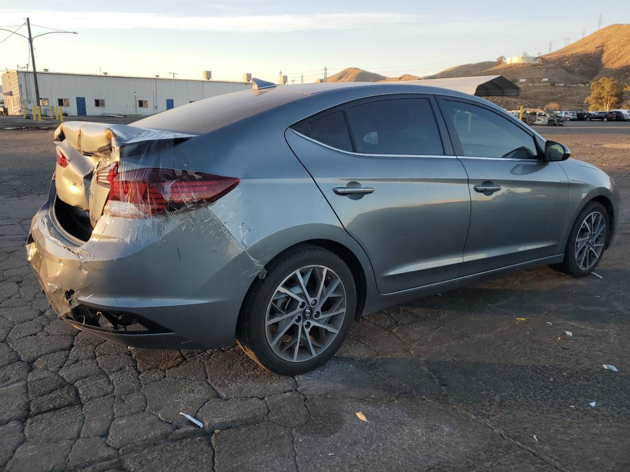 2019 Hyundai Elantra - Image 3