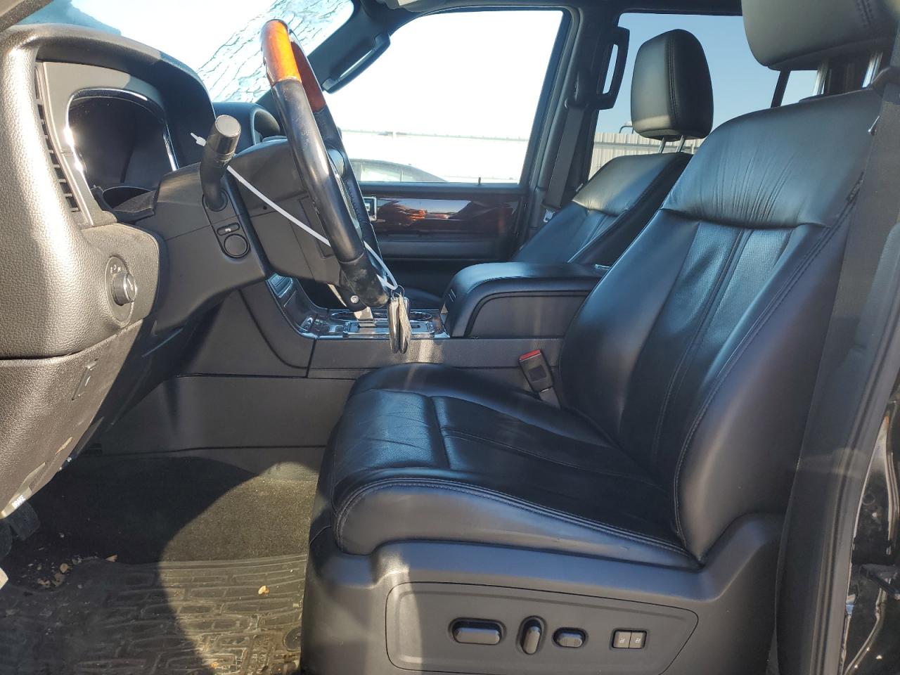 2017 Lincoln Navigator - Image 7