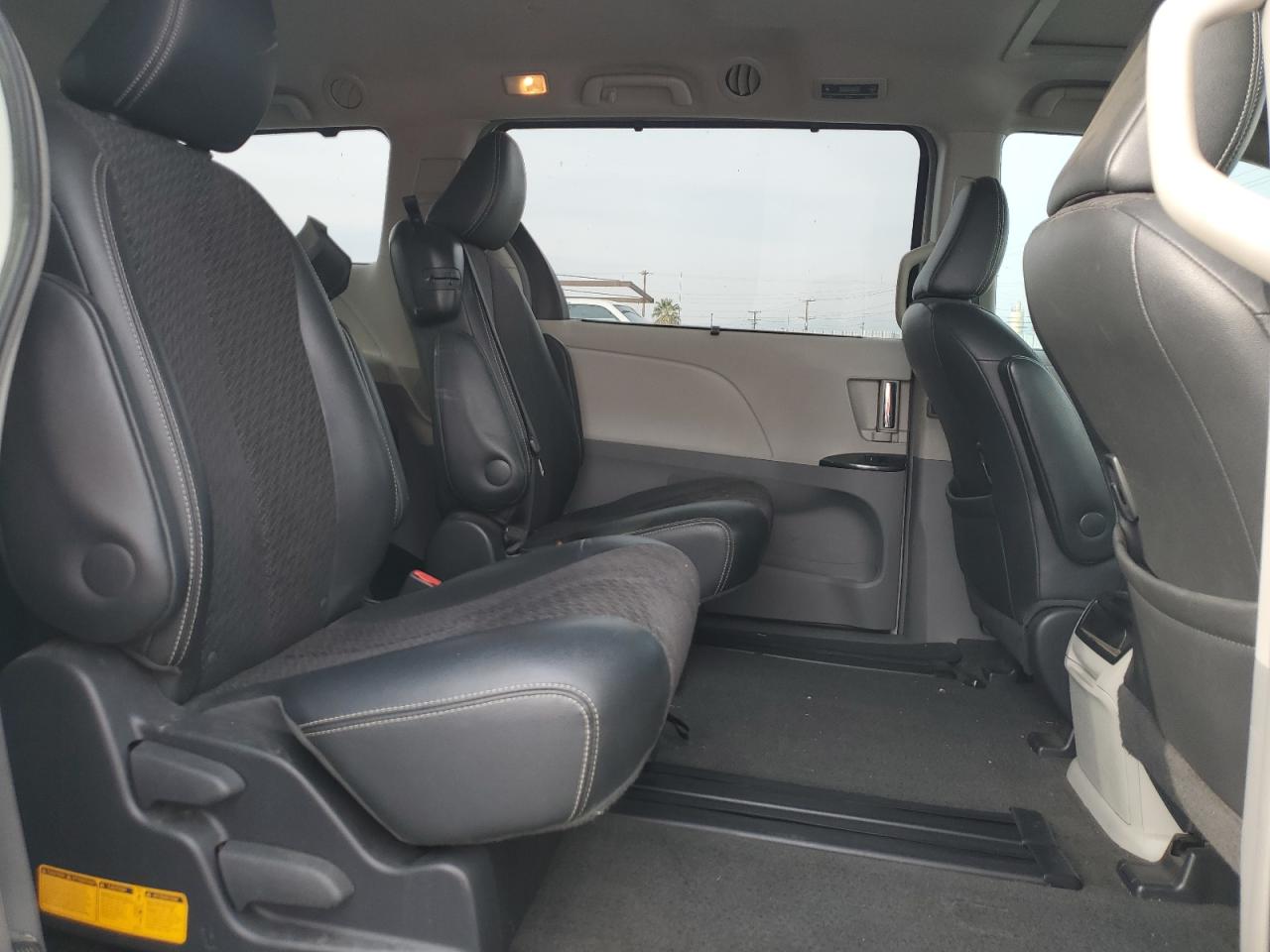 2012 Toyota Sienna - Image 11