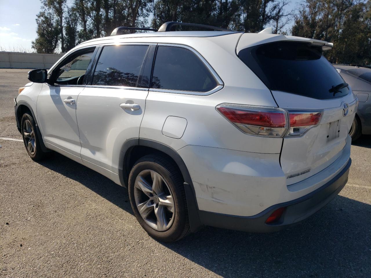 2015 Toyota Highlander - Image 2