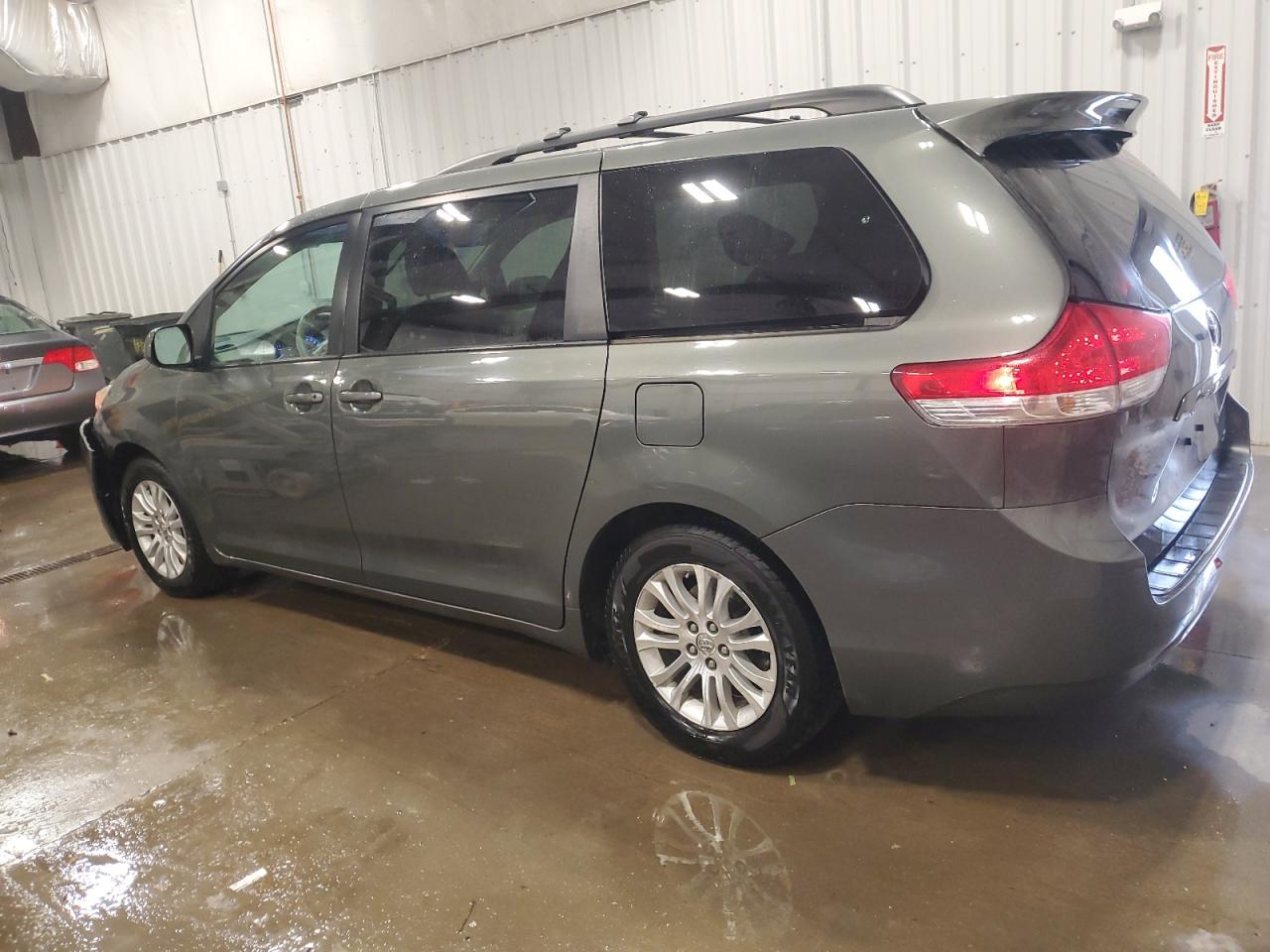 2013 Toyota Sienna - Image 2