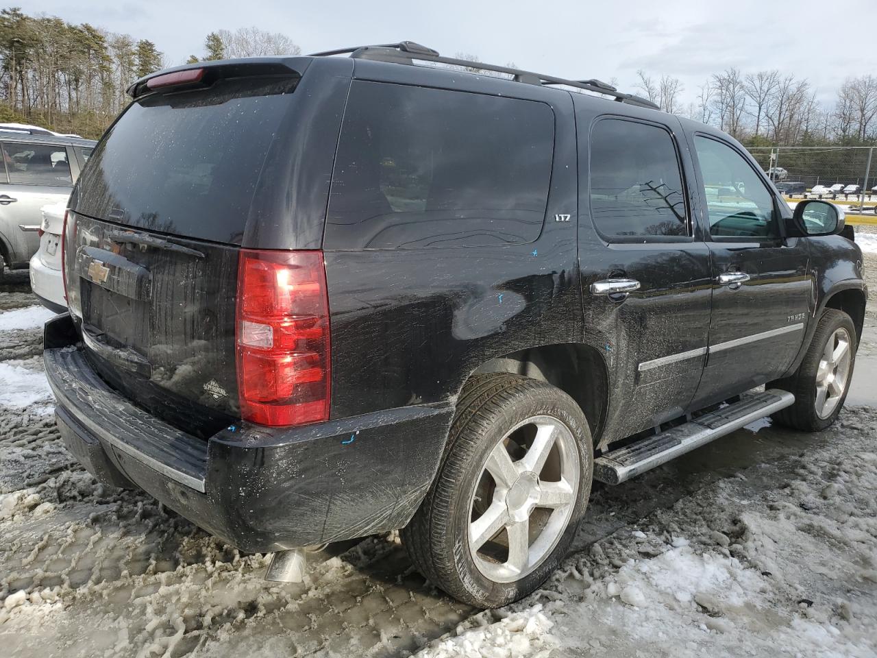 VIN 1GNSKCE08DR327042 2013 CHEVROLET TAHOE no.3