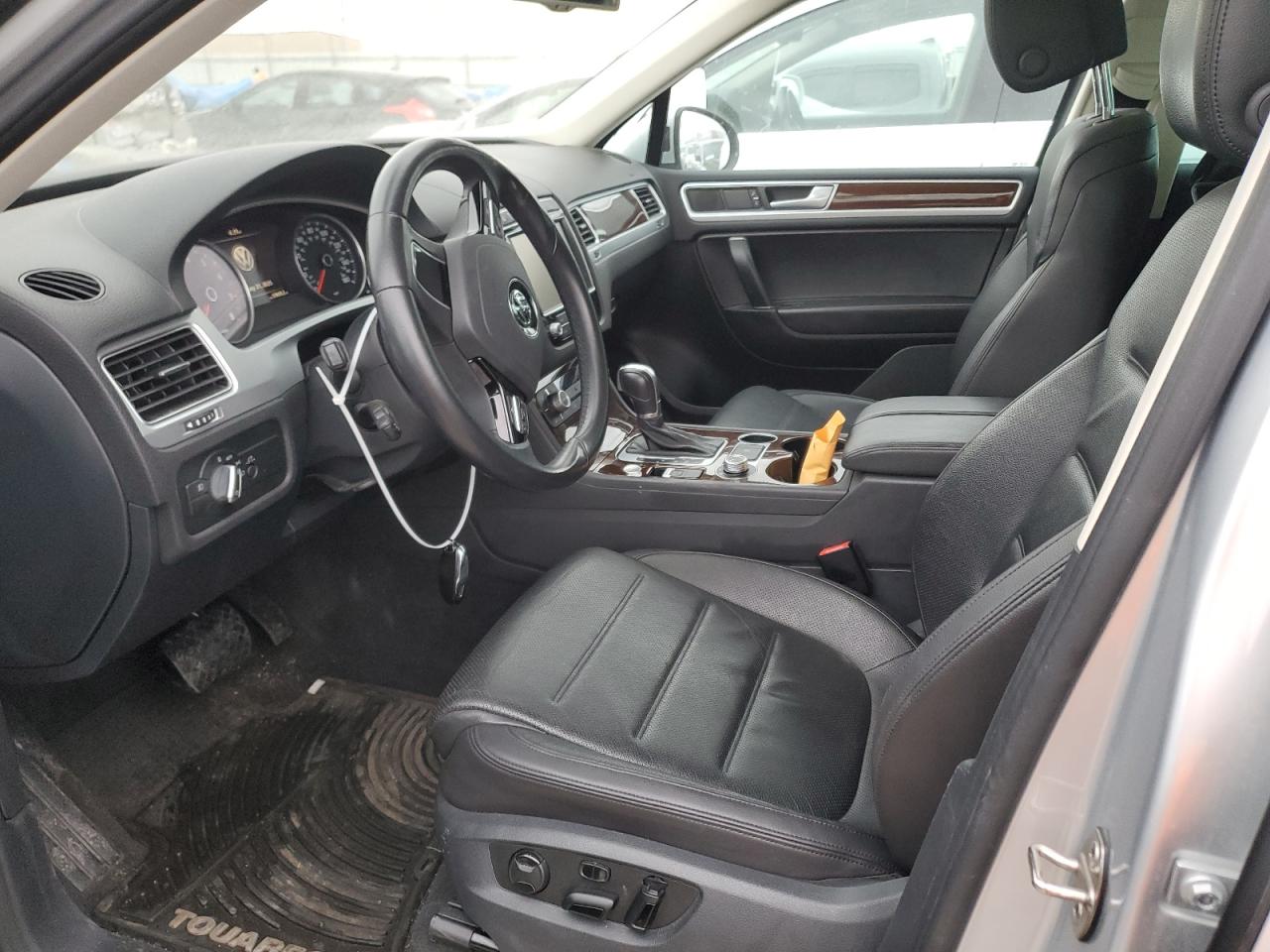 2016 Volkswagen Touareg - Image 7