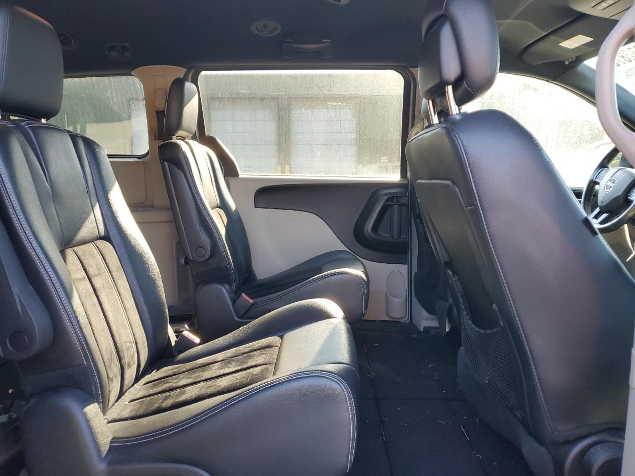 2017 Dodge Caravan - Image 11