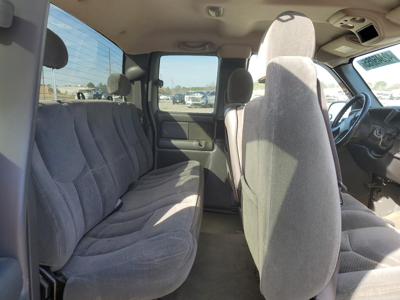 2004 Chevrolet Silverado - Image 10