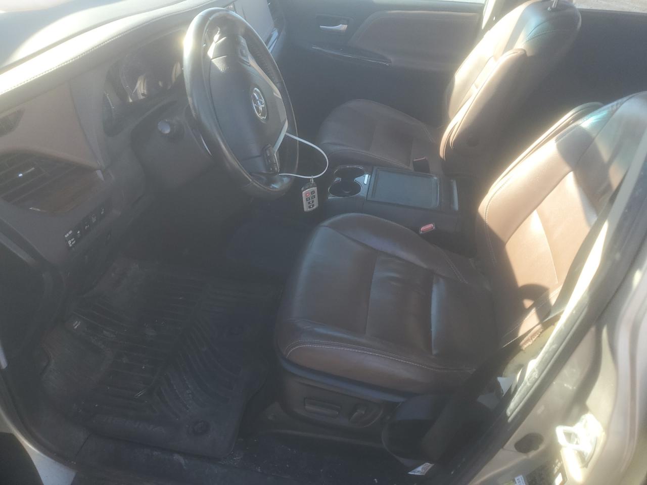 2017 Toyota Sienna - Image 7
