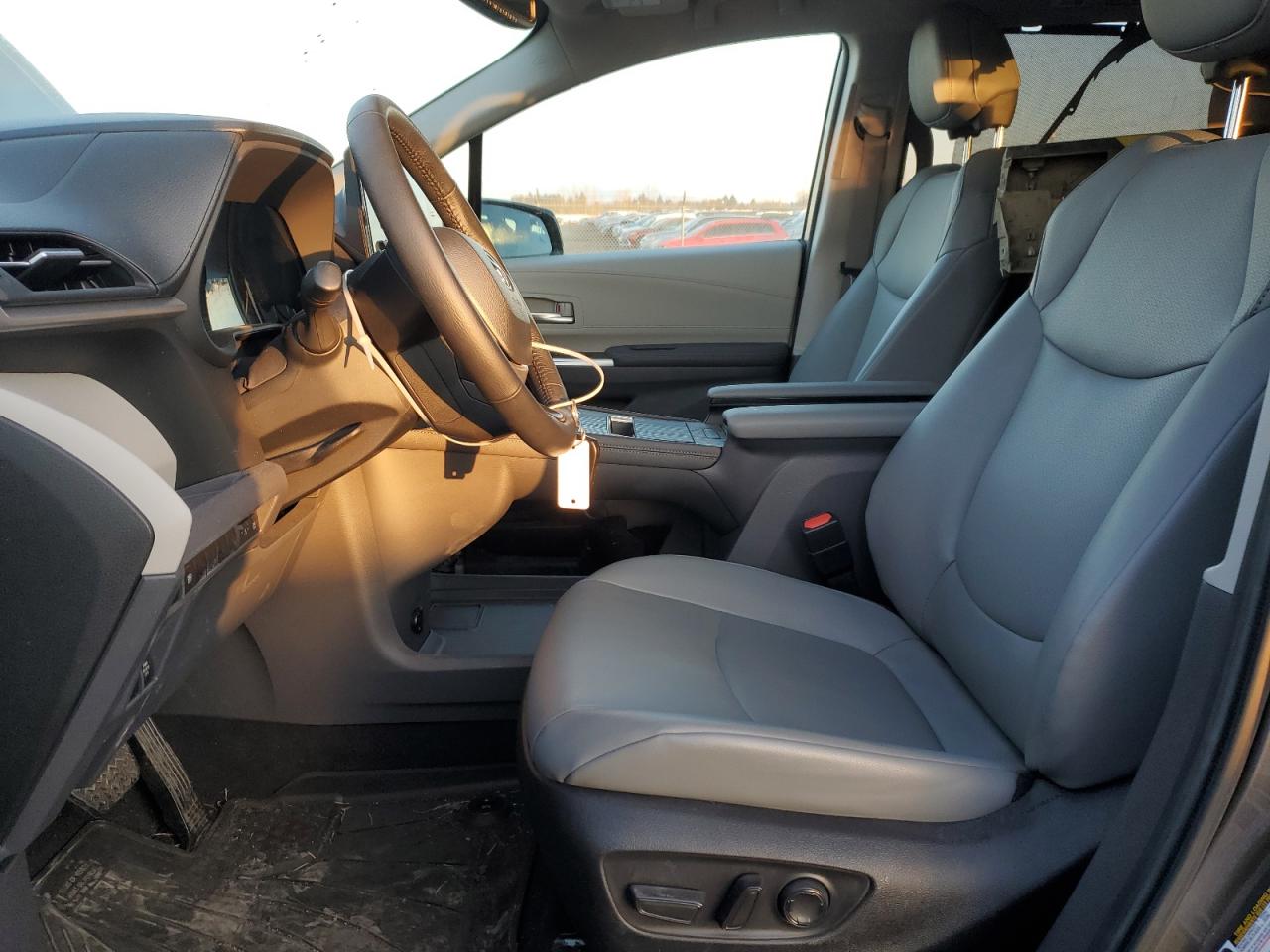 2023 Toyota Sienna - Image 7