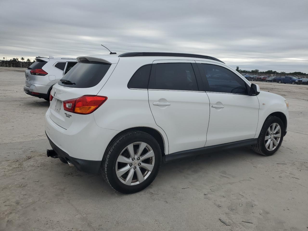 2013 Mitsubishi Outlander - Image 3