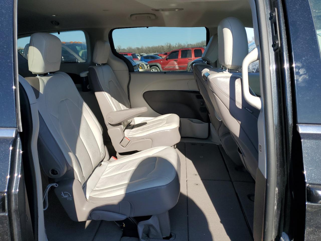 2017 Chrysler Pacifica - Image 11