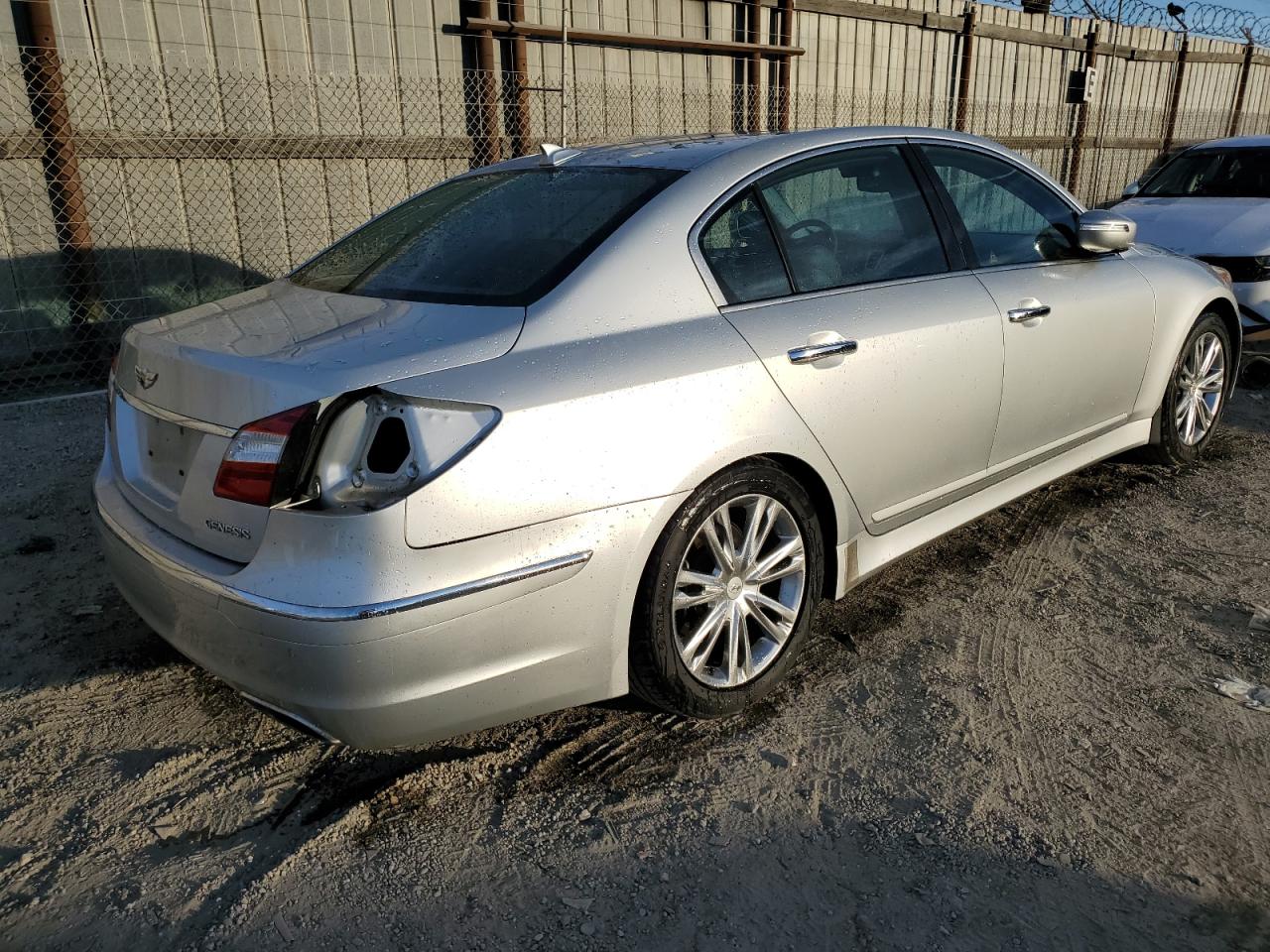 2013 Hyundai Genesis - Image 3