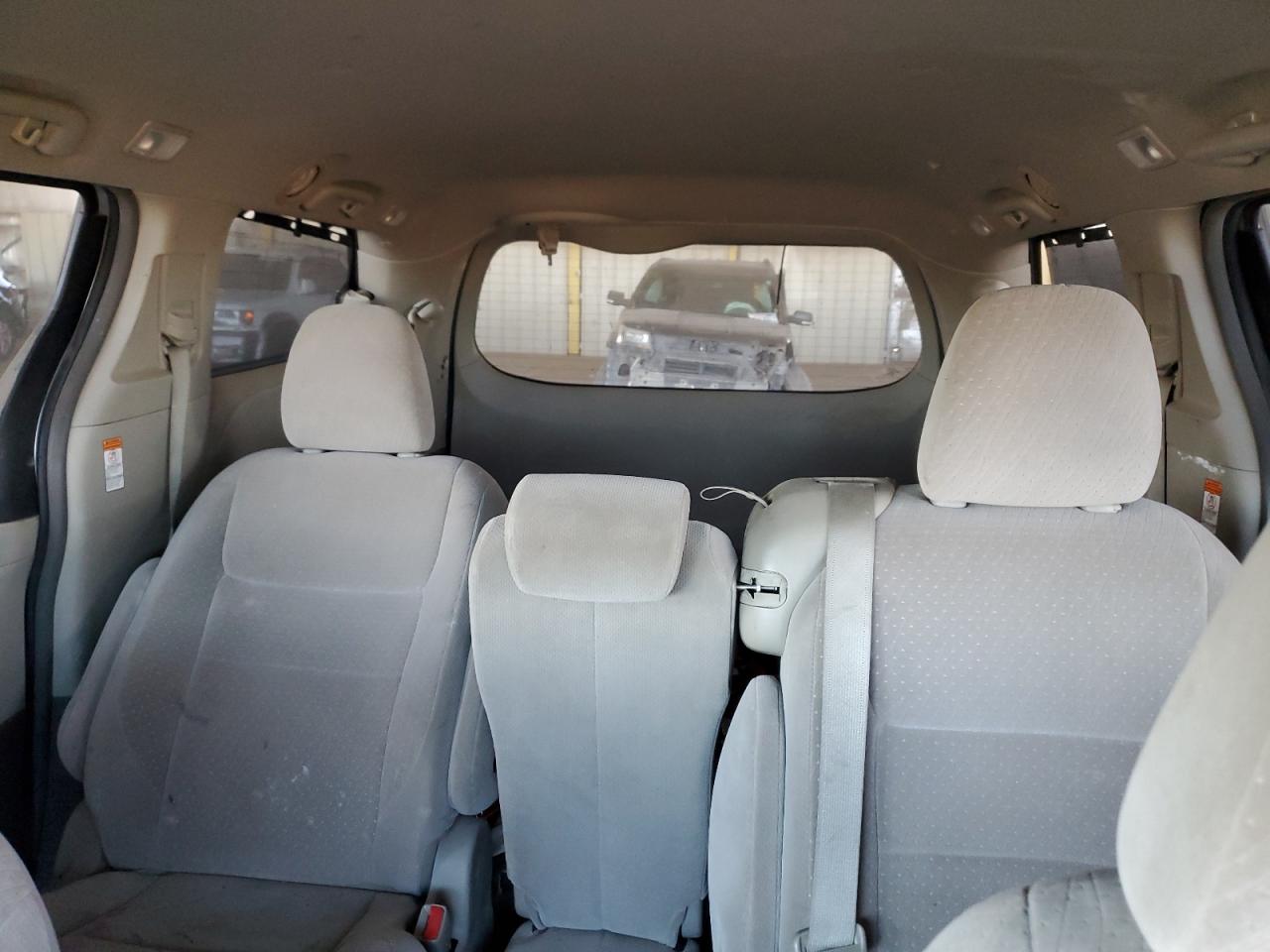 2015 Toyota Sienna - Image 10