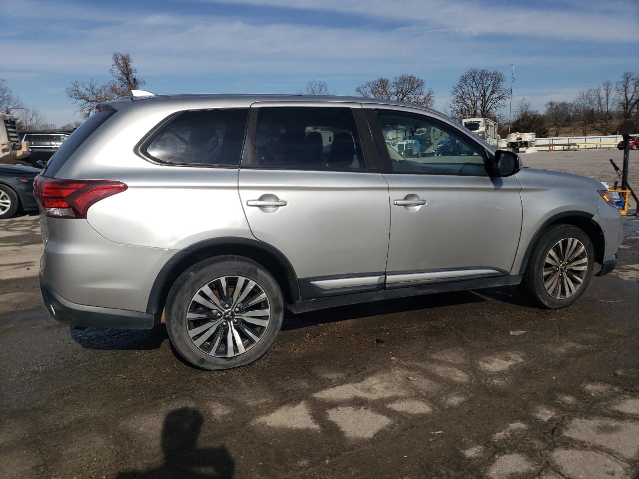 2019 Mitsubishi Outlander - Image 3