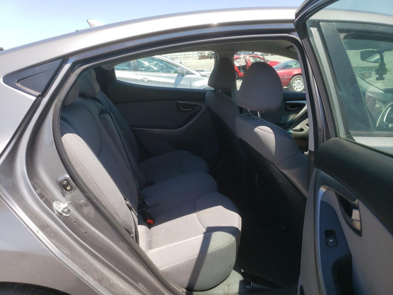 2011 Hyundai Elantra - Image 10