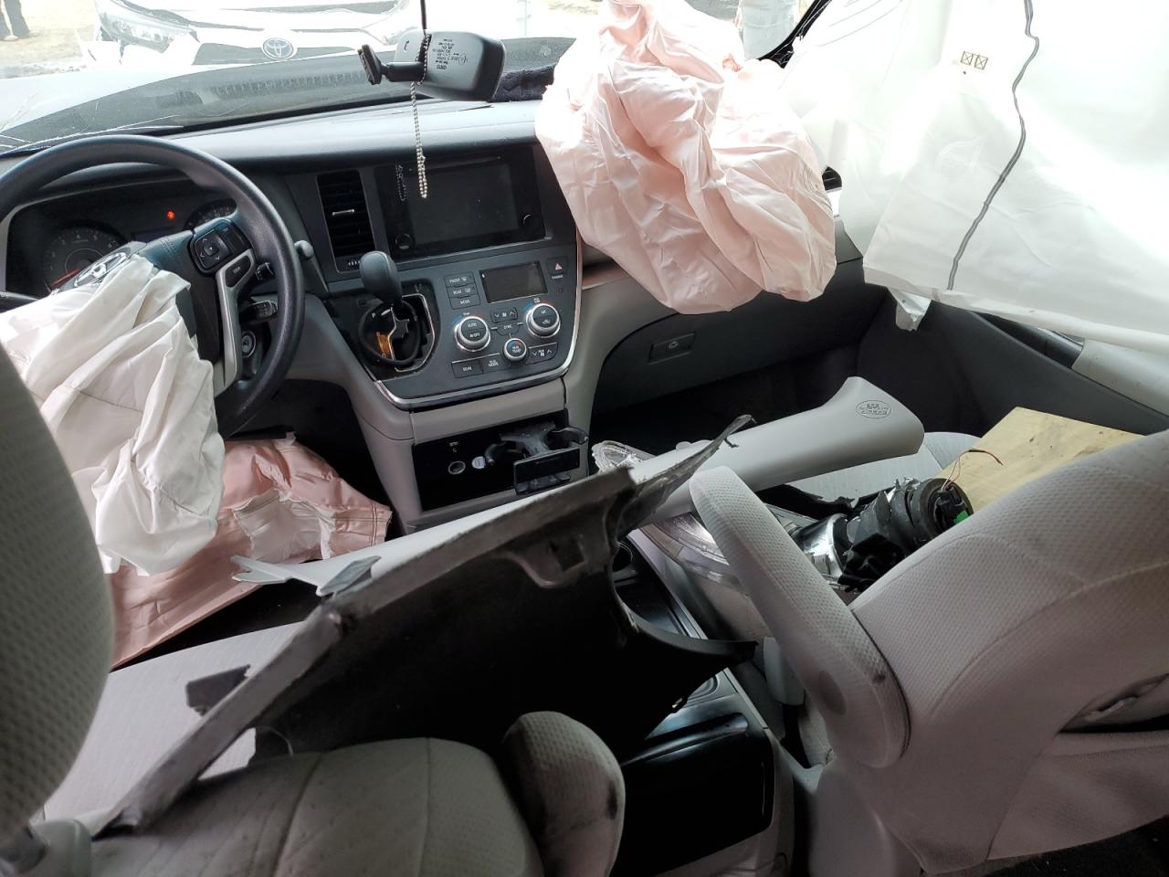 2017 Toyota Sienna - Image 8