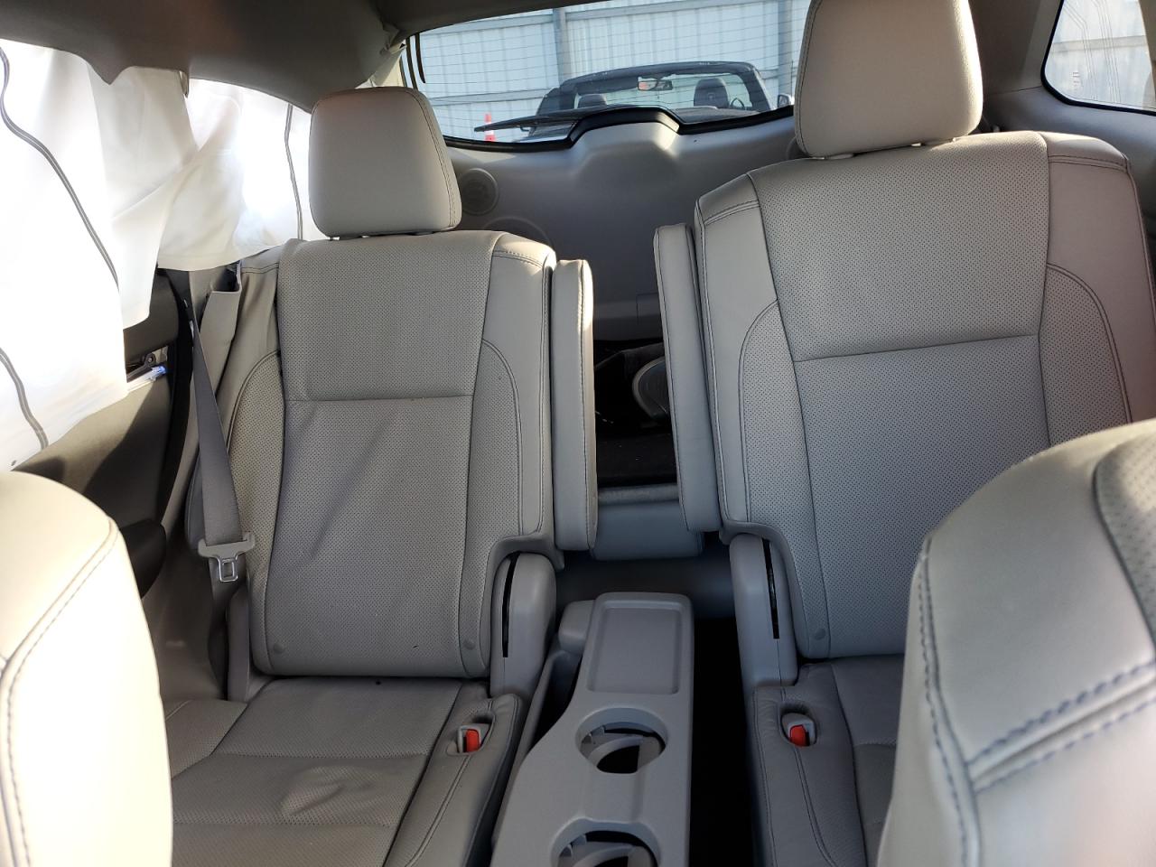 2016 Toyota Highlander - Image 10