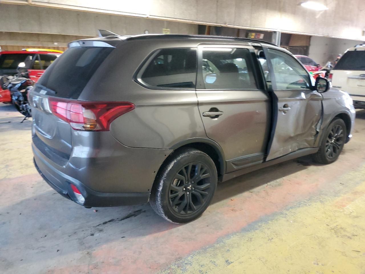 2018 Mitsubishi Outlander - Image 3