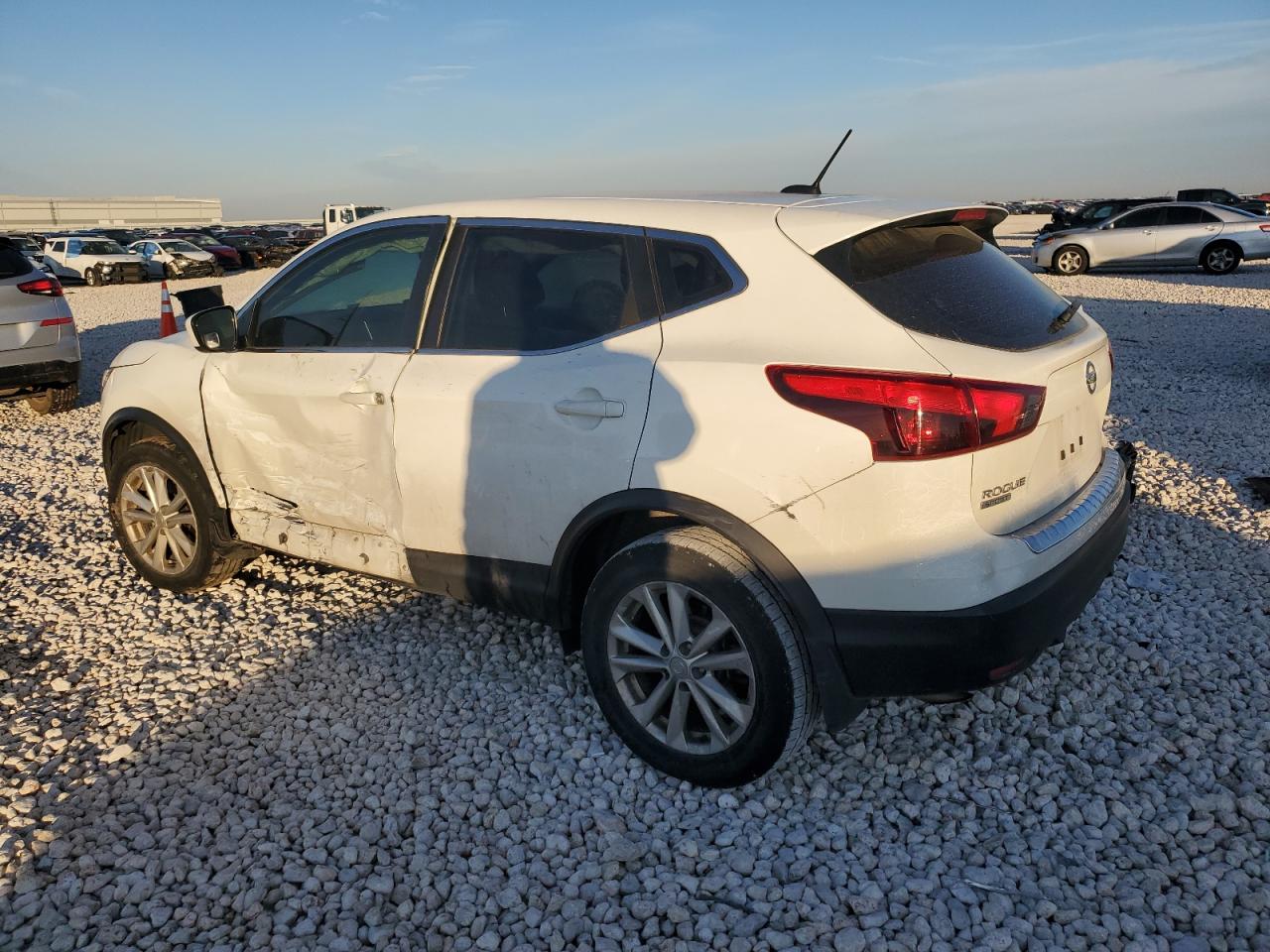 2018 Nissan Rogue - Image 2