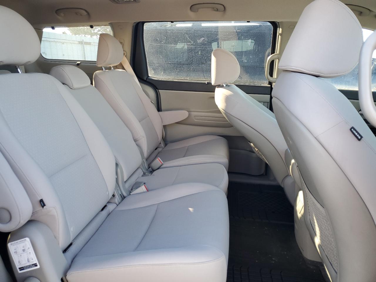 2016 Kia Sedona - Image 11