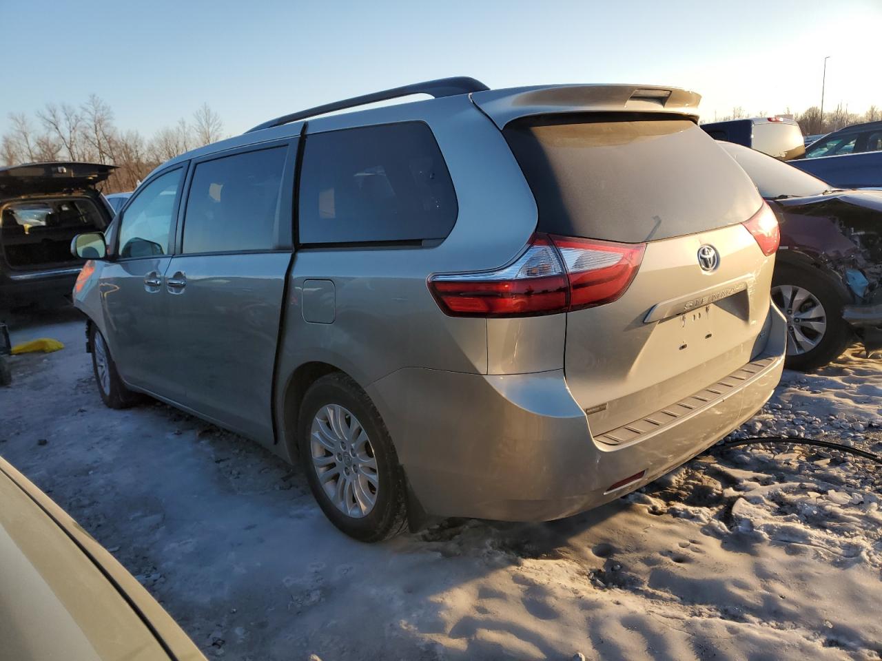 2017 Toyota Sienna - Image 2