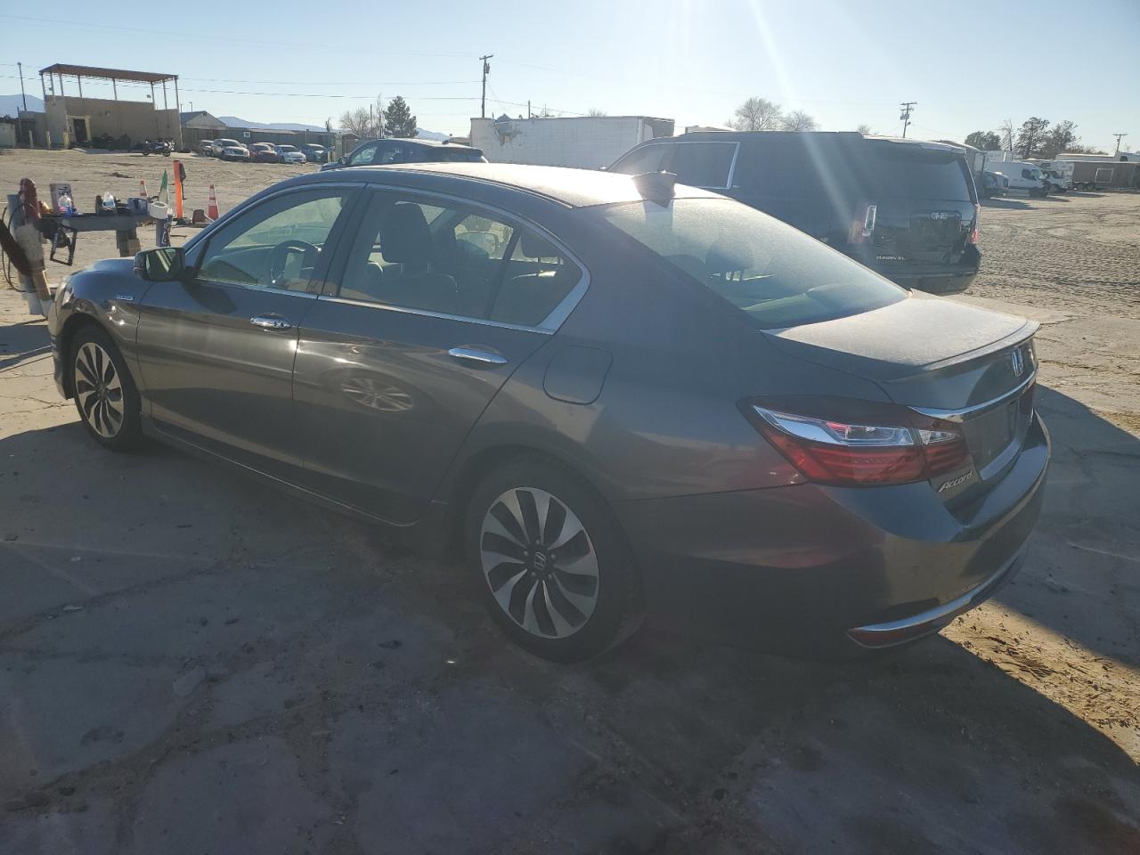 VIN JHMCR6F75HC031103 2017 HONDA ACCORD no.2