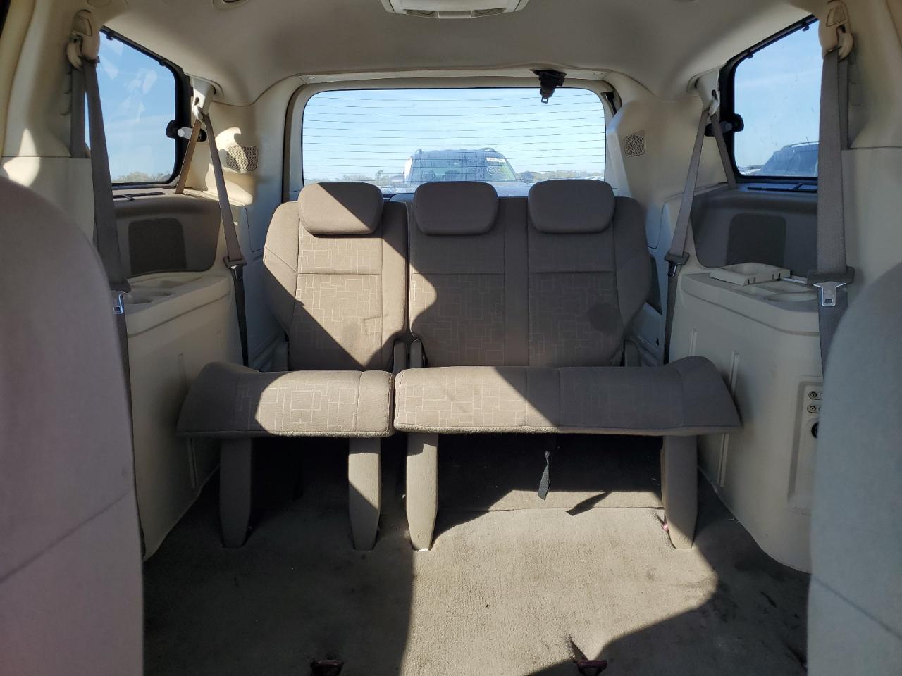 2009 Volkswagen Routan - Image 10
