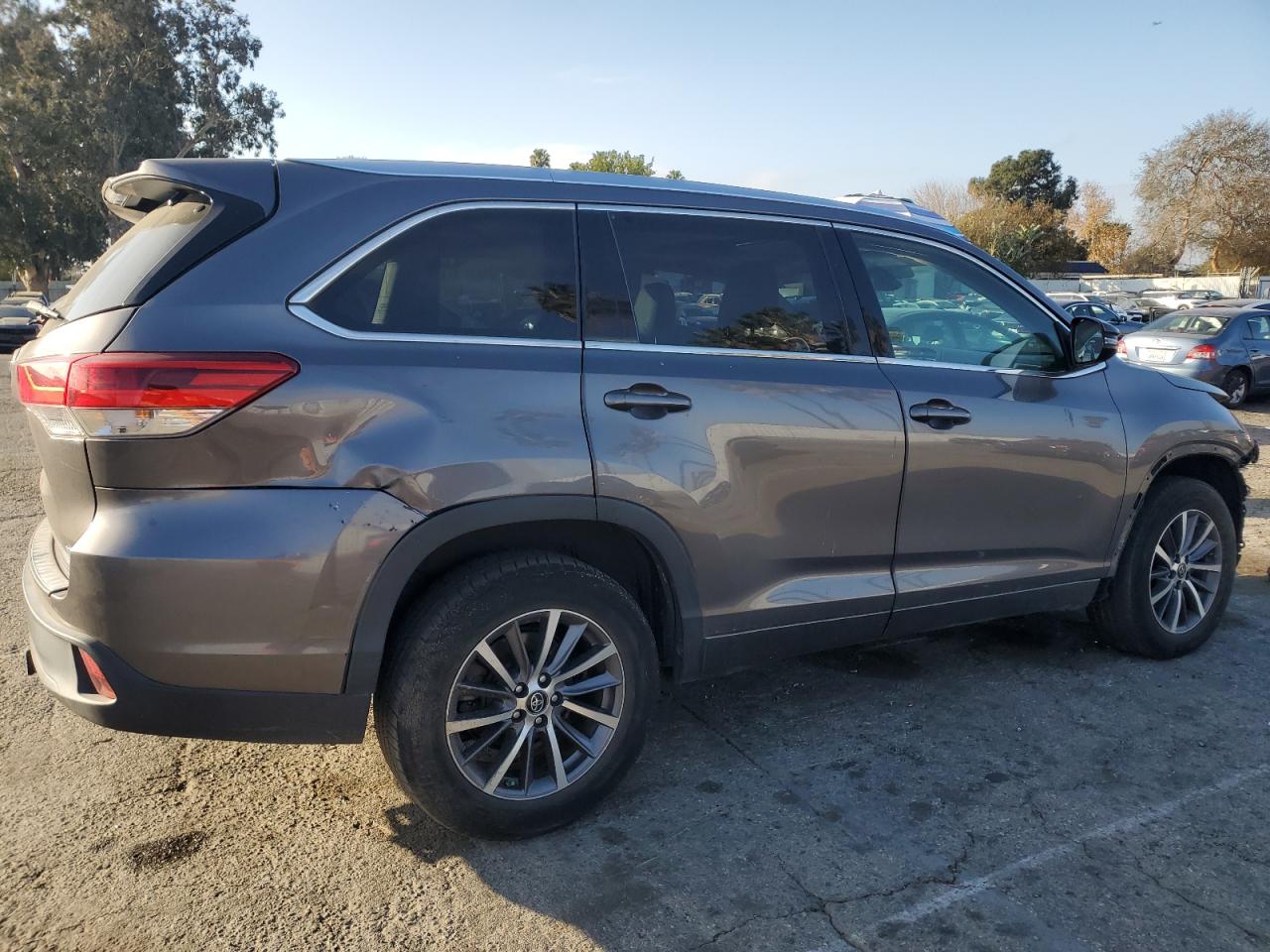 2017 Toyota Highlander - Image 3