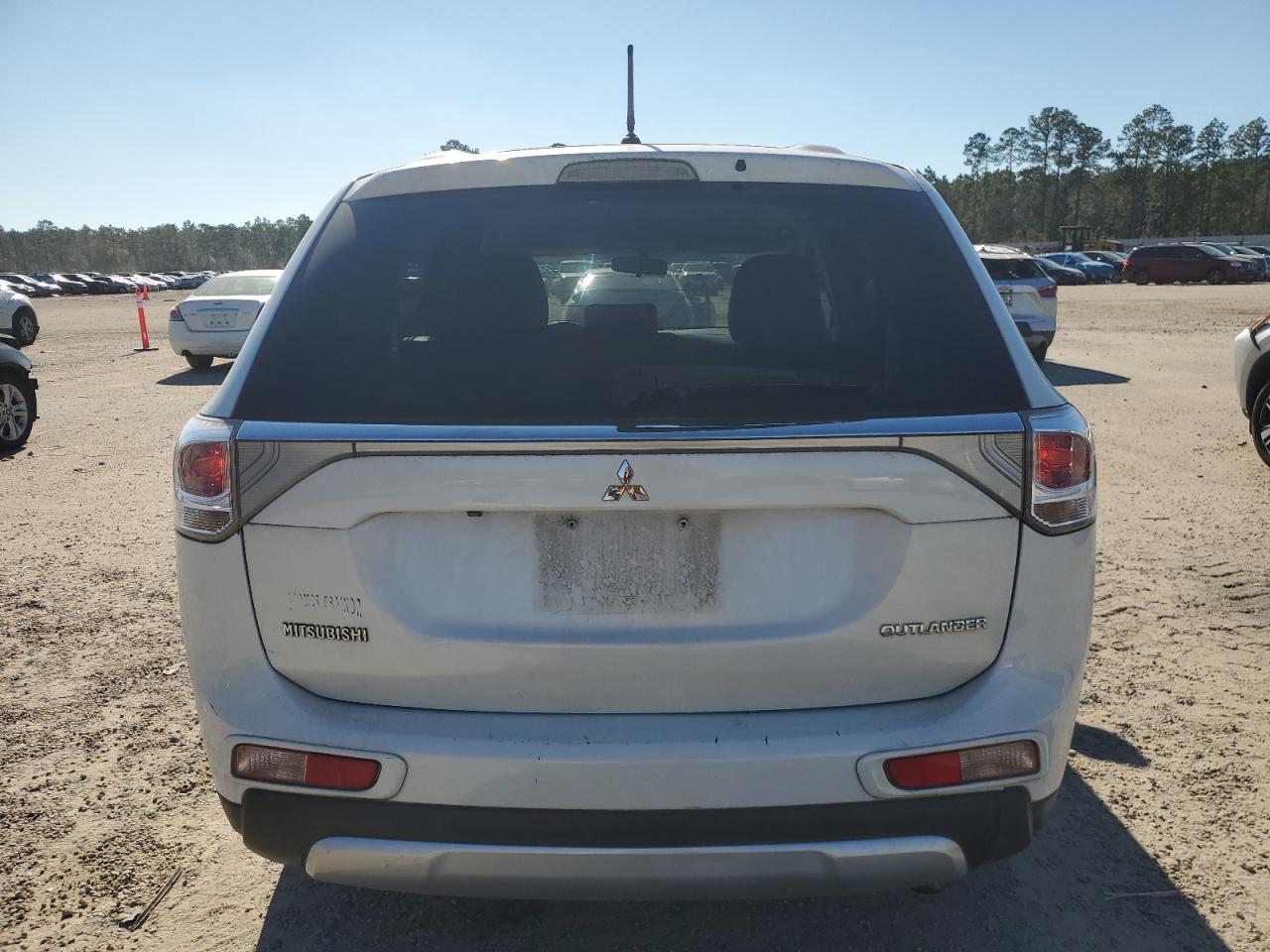 2015 Mitsubishi Outlander - Image 6