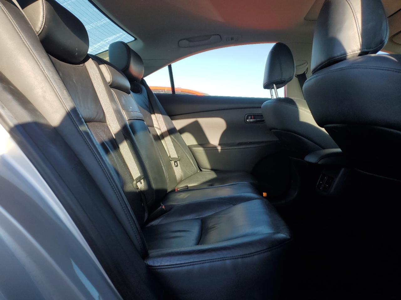 2010 Lexus ES - Image 10