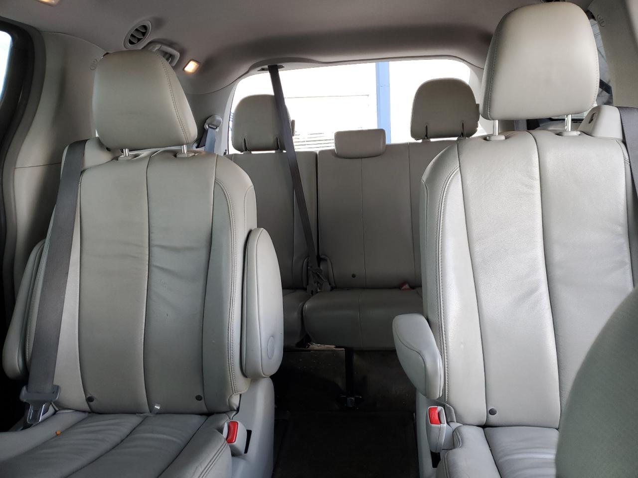 2013 Toyota Sienna - Image 10