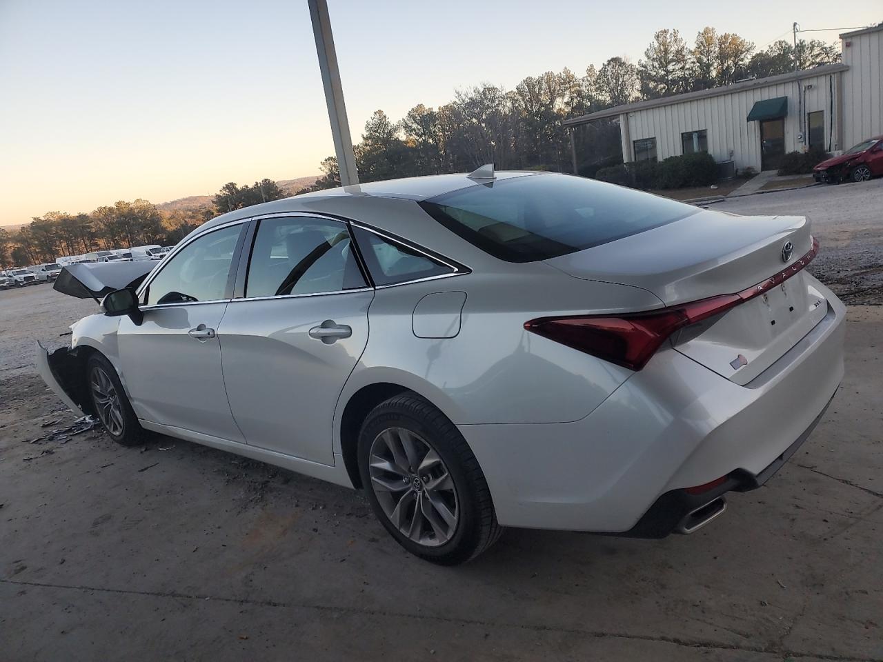2019 Toyota Avalon - Image 2