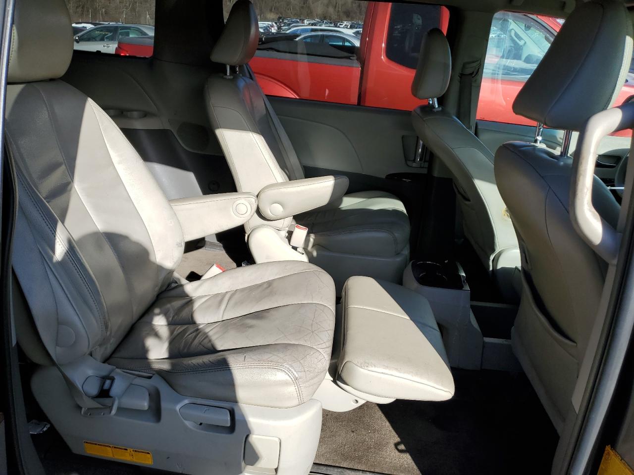 2013 Toyota Sienna - Image 11