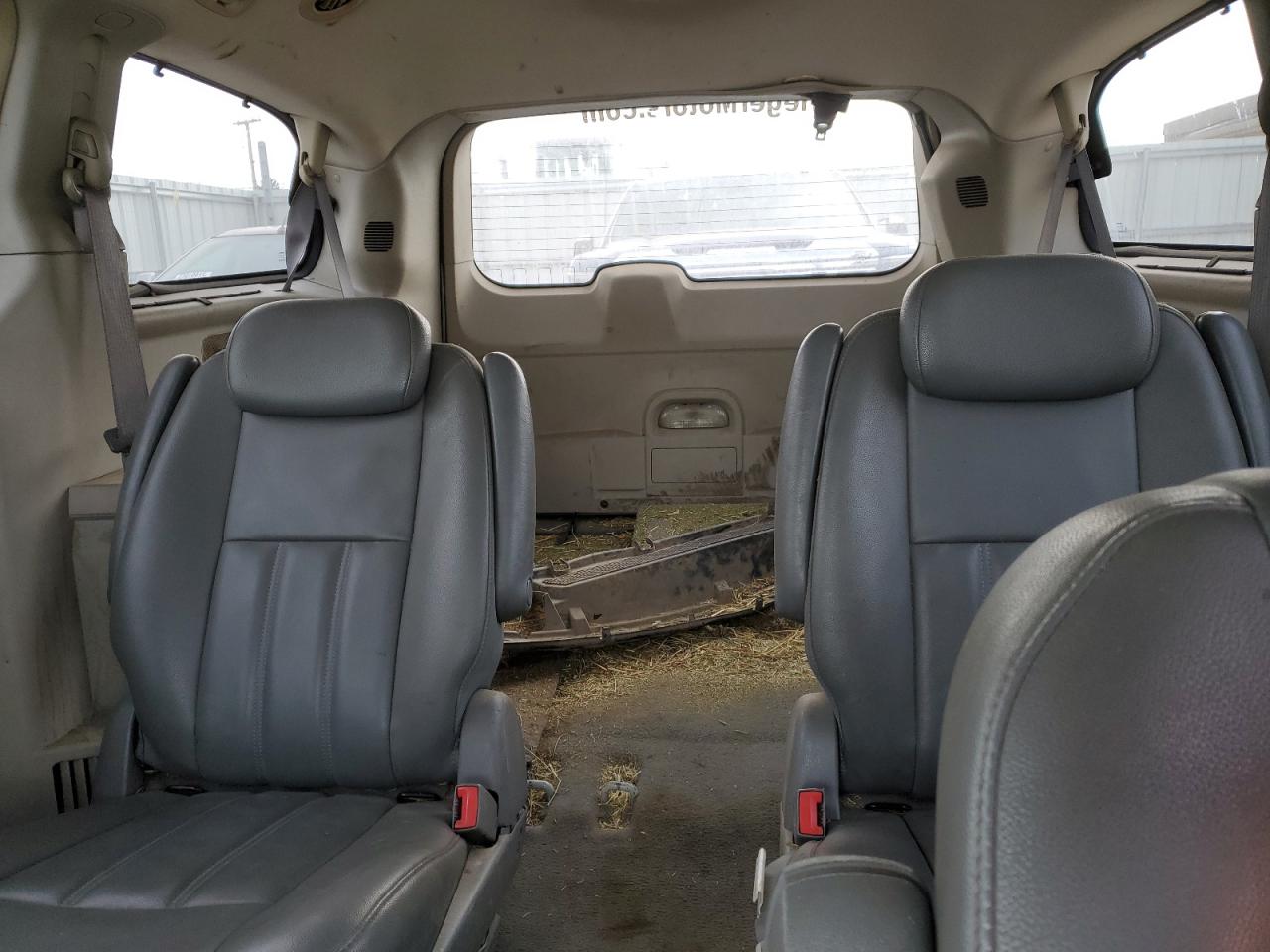 2010 Chrysler Town & Country - Image 10