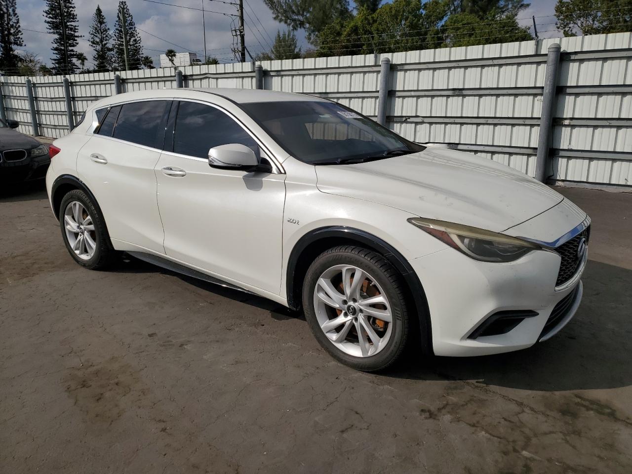 VIN SJKCH5CP9HA038941 2017 INFINITI QX30 no.4