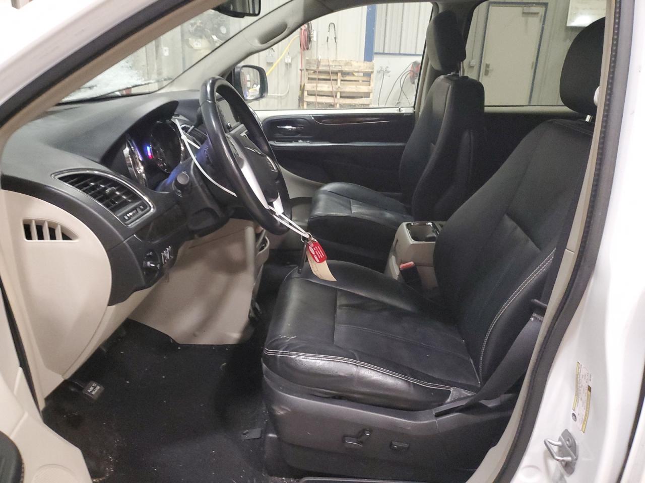 2016 Chrysler Town & Country - Image 7