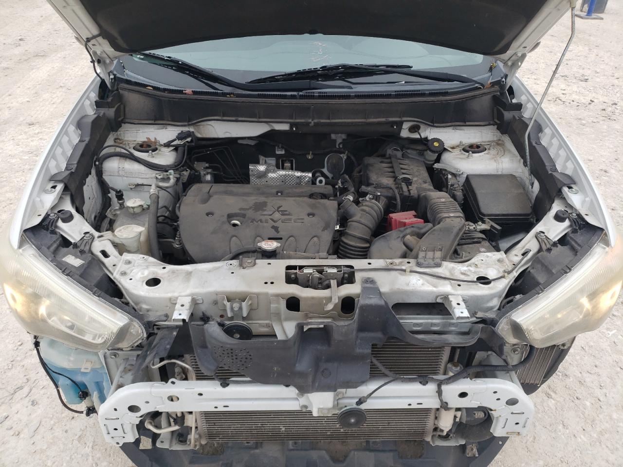 2014 Mitsubishi Outlander - Image 12