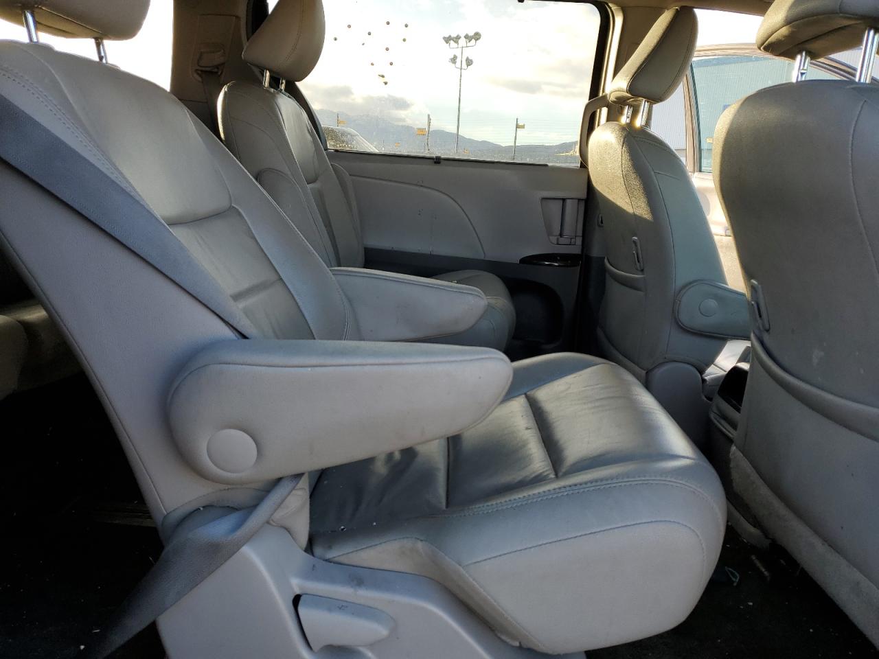 2017 Toyota Sienna - Image 11