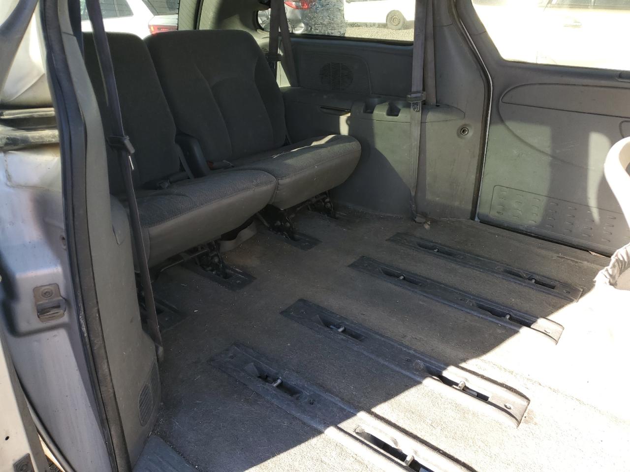 2004 Chrysler Town & Country - Image 10