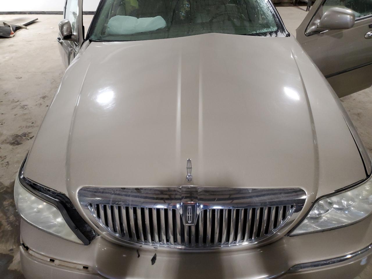 2004 Lincoln Town Car - Image 11