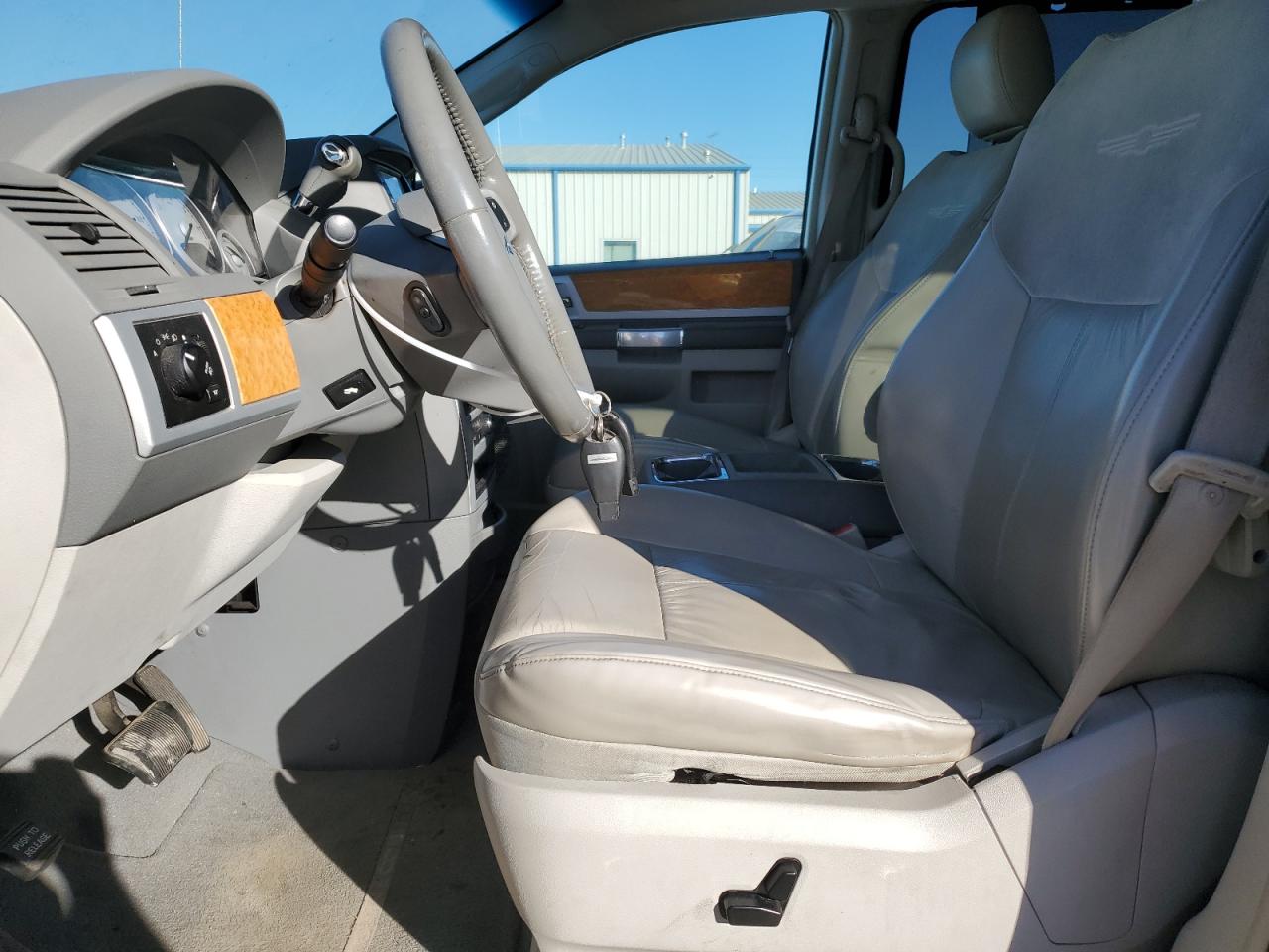 2008 Chrysler Town & Country - Image 7