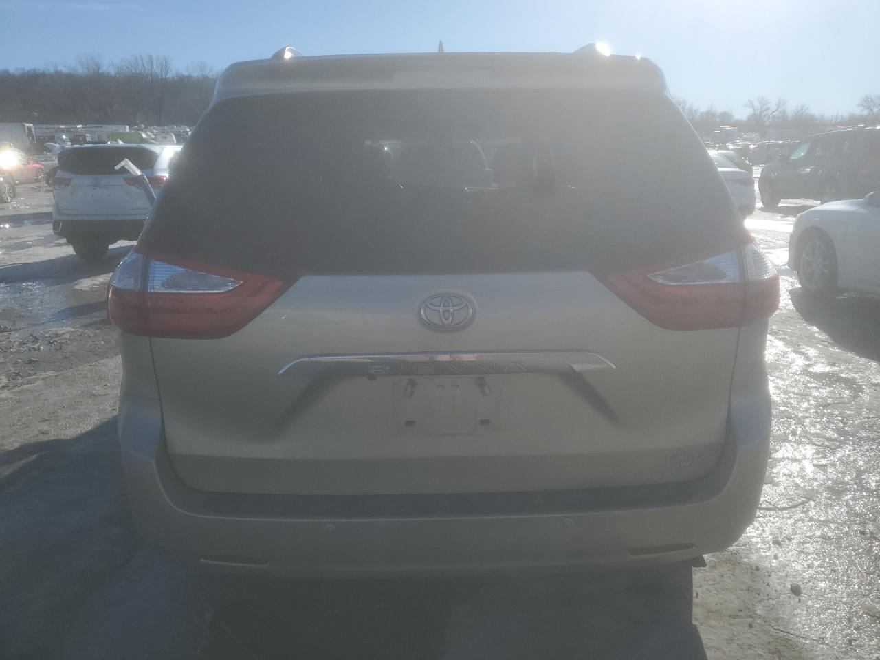 2017 Toyota Sienna - Image 6