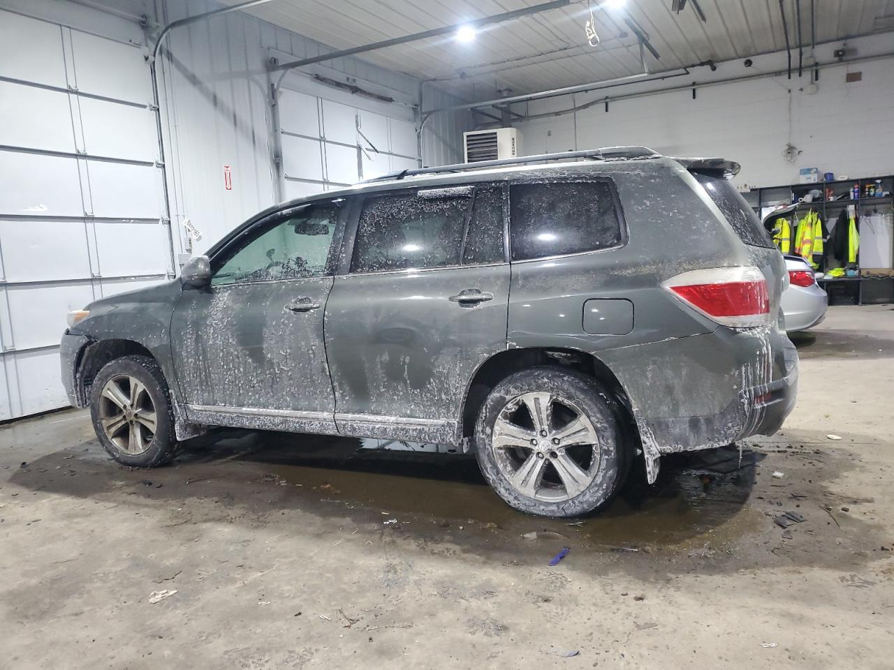 2013 Toyota Highlander - Image 2