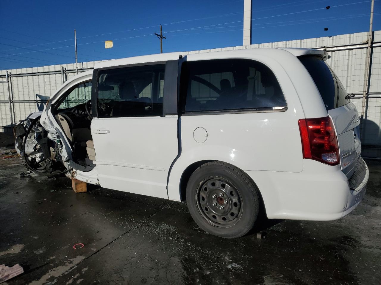 2015 Dodge Caravan - Image 2