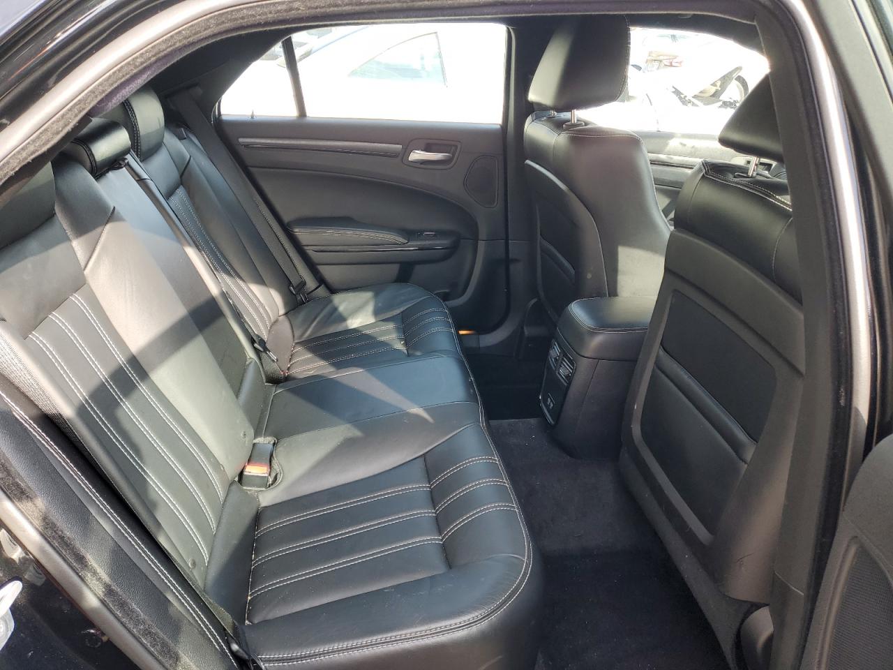 2016 Chrysler 300 - Image 10