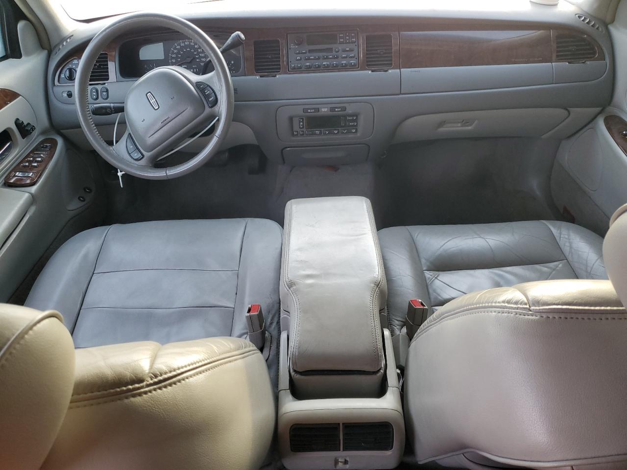 2001 Lincoln Town Car - Image 8